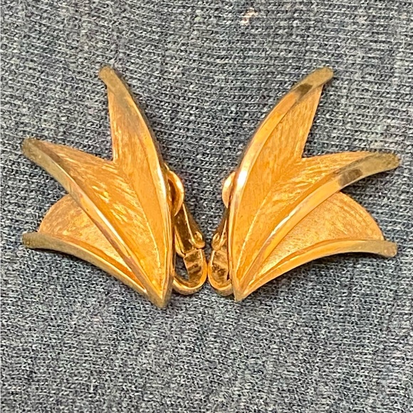 Vintage Trifari Gold Tone Clip on Earrings - Picture 2 of 8